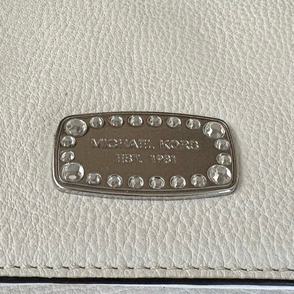 ๐ค๐คMICHAEL KORS WHITE LEATHER FLAP SHOULDER BAG!๐ค๐ค - Picture 6 of 9